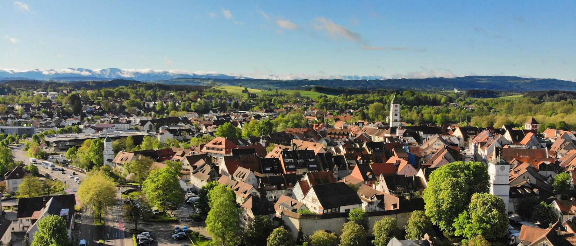 Luftbild von Wangen im Allgäu mit Altstadt und Alpenpanorama