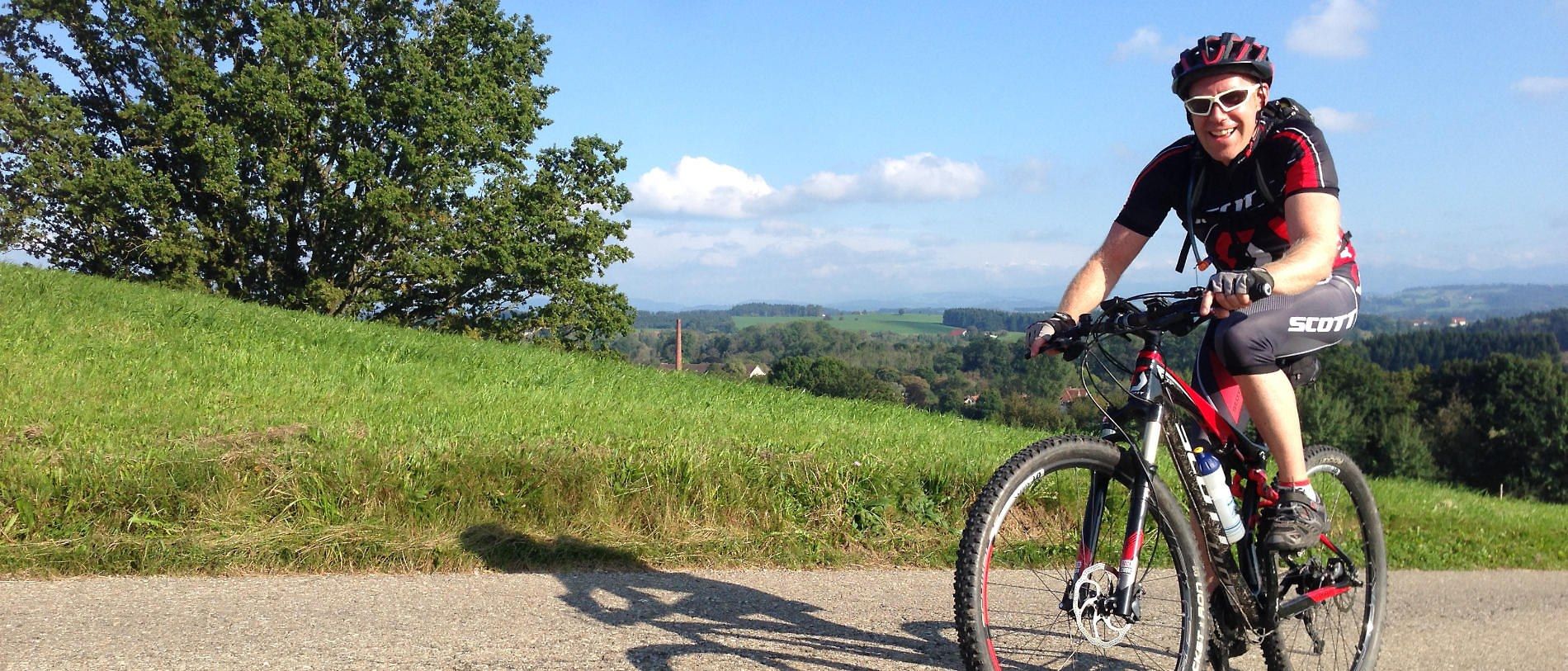 Mountainbiker auf einem Feldweg im Allgäu