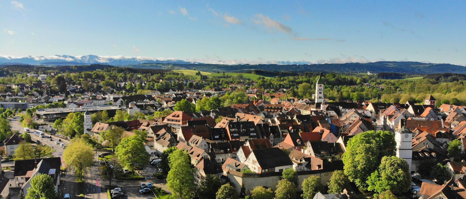 Luftbild der Altstadt von Wangen im Allgäu mit den Alpen am Horizont