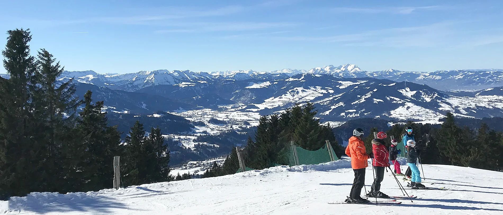 Skifahrer am Pfänder mit Blick auf die verschneiten Alpen