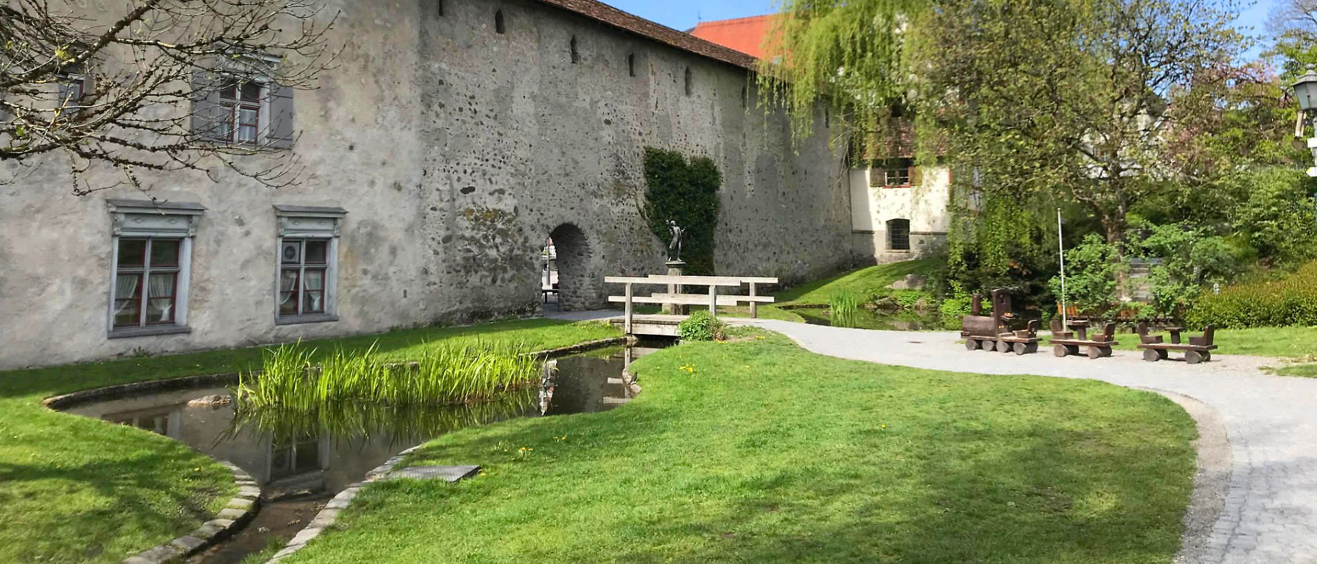 Historische Stadtmauer von Wangen mit Grünanlage und Wasserlauf