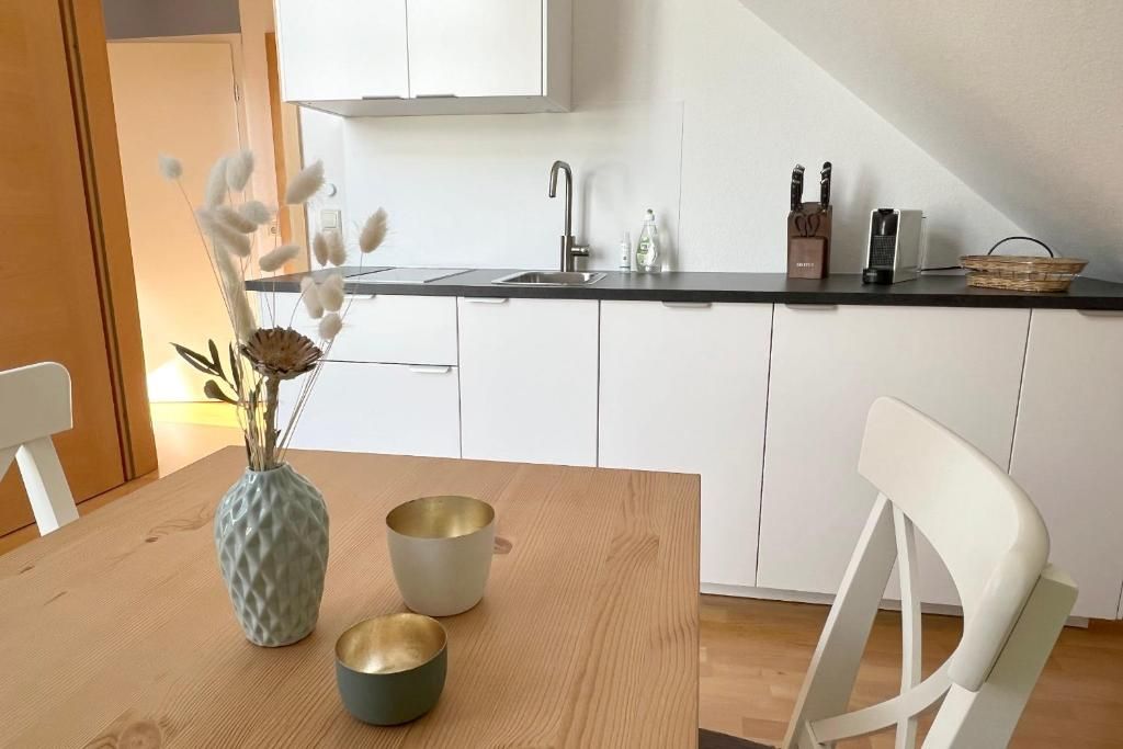 Küche mit Holztisch und Trockenblumen