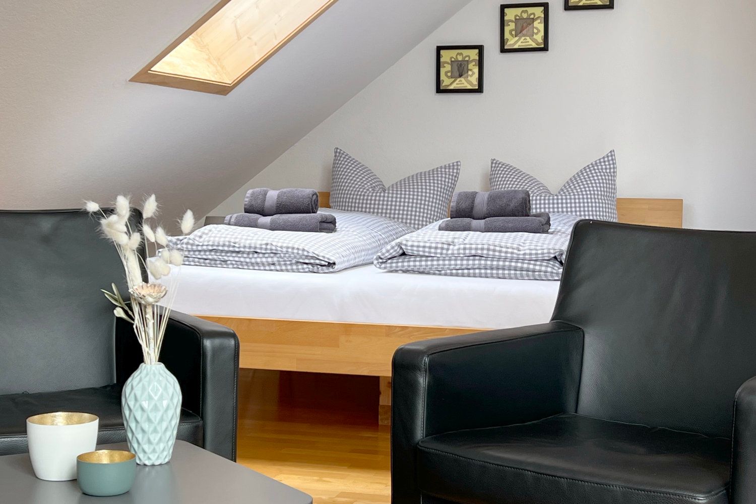 Doppelbett 180 × 200 cm unter dem Dachfenster