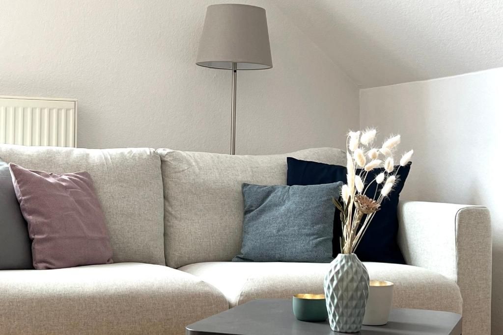 Sofa mit Kissen und Stehlampe